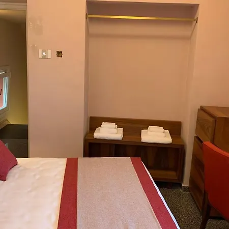 فندق مبيت وإفطار Dimora Del Leone 4*
